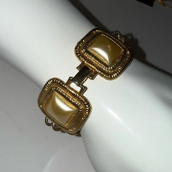 Vintage Elegant Gold and Black Bracelet - Picture 6 of 6
